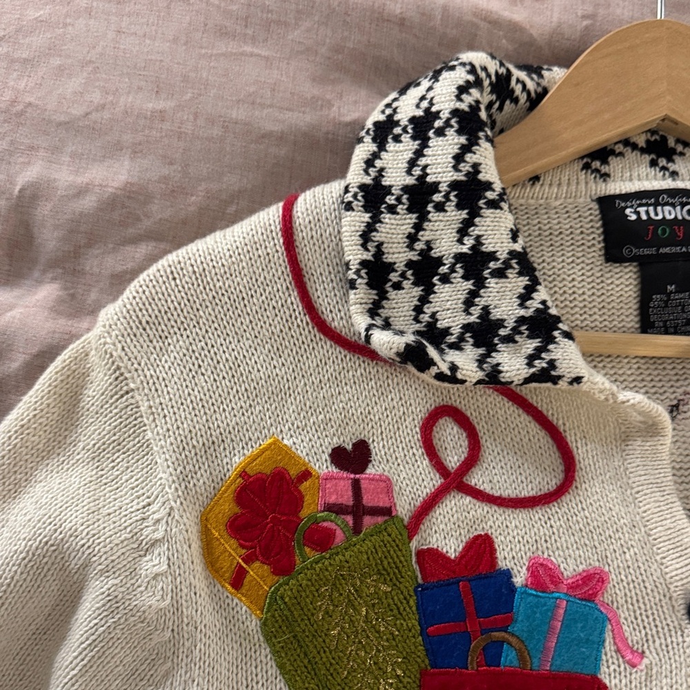 Vintage White Cardigan with Festive Shopping Embroidery - Picture 13 of 13